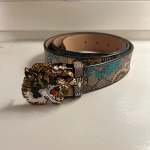 Gucci bälte  - Tja, säljer ett riktigt snyggt bälte från ”Gucci”. Skicket syns på bilderna. Storleken går från 100 till 110 cm. Passar perfekt till en stilig outfit. Skriv gärna vid eventuella frågor och funderingar (pris går att diskuteras).