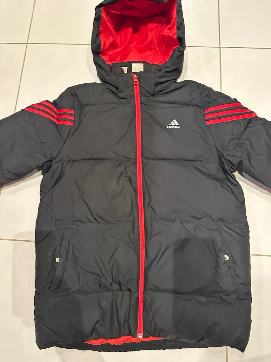 Svart vindtät jacka  med röd detalj den andra helt svart