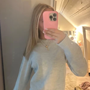 Turkos stickad tröja med rund hals - En enkel och snygg turkos stickad tröja med rund hals och ribbade muddar vid ärmslut och nederkant. Modellen är normal i passningen och har långa ärmar. Perfekt att matcha med jeans eller kjol för en chill look.