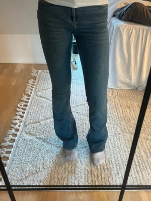Mörkblå bootcut jeans  - Ett par jätte snygga mörkblåa bootcut jeans ifrån Ginatricot! Bra skick och passar till allt 💗