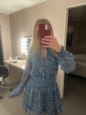 Blå klänning från Zara - Klänningen är från Zara och är i stolek xs men funkar som S också.Pris går att diskutera💕