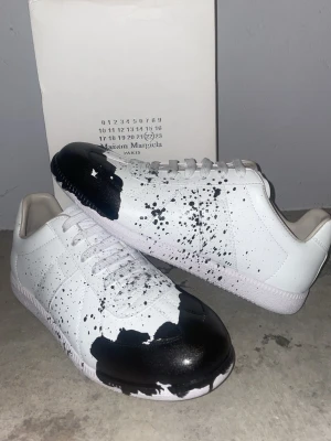 Maison Margiela skor - Maison Margiela skor med unikt svart paint splatter. Snygga och unika skor som passar året runt. Pris går att diskutera!