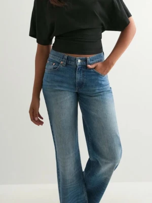 T shirt Nelly  - Säljer min fina 'Round Neck Wide Sleeve Tee' från Nelly! Den är sparsamt använd och i superbt skick. Tröjan är tillverkad i ett stretchigt material och har en lätt figursydd passform runt midjan. Storleken är M. Så vitt jag kan se finns det inga defekter. Kontakta mig gärna för fler bilder eller mer information! ☺️