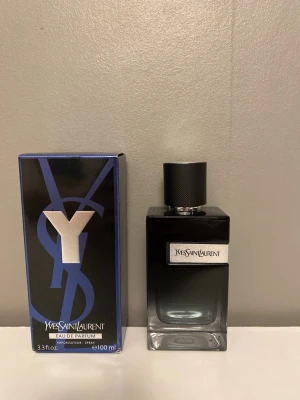 Yves Saint Laurent Eau de Parfum - Stilren och modern parfym från Yves Saint Laurent. Flaskan rymmer 100 ml och är tillverkad i Frankrike. Perfekt för dig som vill ha en ikonisk doft i samlingen.