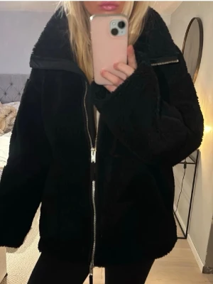Teddy jacka - Teddy jacka från H&M super populär och fin ❤️inga defekter alls helt som ny. Skriv för fler bilder priset kan diskuteras!! Storlek Xs/S 