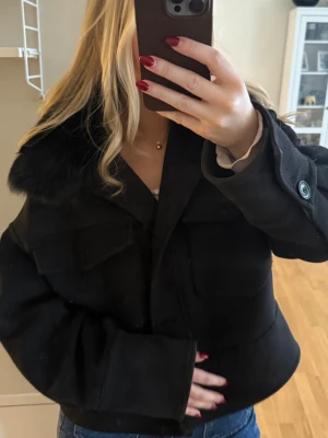 Svart meotine jacka - Svart meotine jacka. Bra skick bara att det saknas en knapp. Storlek s/m.