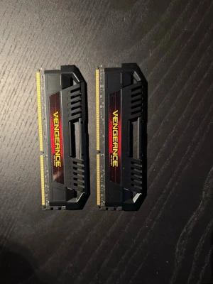 Corsair Vengeance Pro Series DDR3 16GB (2x8GB) 1600MHz - Säljer ett kit med två Corsair Vengeance Pro Series DDR3 RAM-minnen, totalt 16GB (2x8GB) med 1600MHz hastighet. Modellen är CMY16GX3M2A1600C9R. Minnena är i gott skick utan synligt slitage och fungerar utmärkt för stationära datorer.