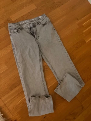 Ljusgråa raka jeans - Snygga ljusgråa jeans som har en rak passform och medelhög midja. Använda fåtal gånger, smutsiga nedtill så en tvätt behövs. Annars superbra!