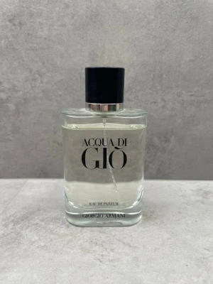 Acqua di Giò Eau de Parfum - Fräsch och stilren parfym från Giorgio Armani. Acqua di Giò Eau de Parfum ger en modern känsla och passar perfekt för dig som vill ha en ikonisk doft i din samling. Flaskans design är enkel och elegant. Knappast använd ca 90ml kvar. Ny pris 1700kr