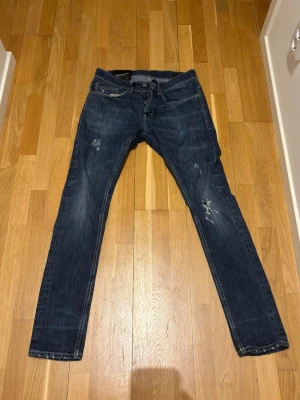 Dondup jeans - Snyggas dondup jeans i bra skick och i modellen George. Storleken är 29 men passar de som brukar ha 30. Kontakta mig för fler bilder eller info!