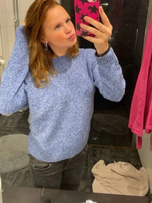 Stickad tröja  - Fin tröja säljer då den inte kommer till användning, använt fåtal gånger tveka inte att höra av er vid frågor och funderingar💗