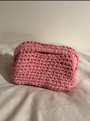 Rosa virkad väska - Jättesöt virkad rosa väska. Perfekt nu till våren💗