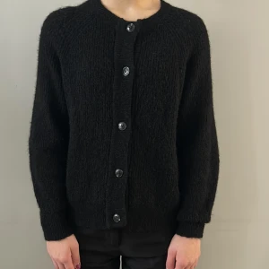 Svart stickad kofta från Selected Femme - Svart stickad kofta från Selected Femme med rund halsringning och knappar framtill. Nypris är 699kr. 