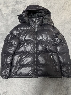 Svart pufferjacka med huva - Använd ett fåtal gånger, inga defekter eller så. Vid några frågor eller funderingar är det bara att höra av sig👍