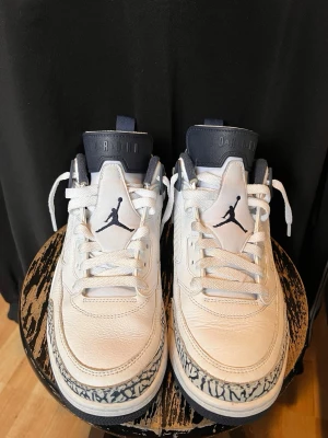 Air Jordan 4 White – storlek 42,5 – nästan nya - Original Air Jordan 4 - Pris kan diskuteras  Storlek: 42,5 EU Användes 2 gånger Mycket bra skick utvändigt Liten kosmetisk skada på sidan (se bild) Rena, inga sprickor eller lukt Skickas eller möts upp 