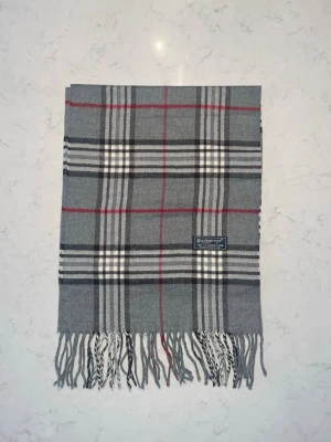 Burberry halsduk - 💫Burberry halsduk | Skick: 9/10 | Nypris: ca 4500-5000 kr | Färg: grå | Hör gärna av er vid frågor! | LumeFashion. | OBS! Vi har 3st halsdukar av denna färgen.