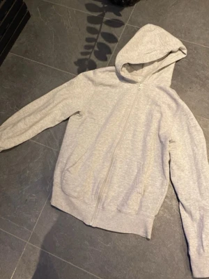 Grå kofta - Grå kofta med Luva och dragkedja nice använt några gånger passar inte mig längre 