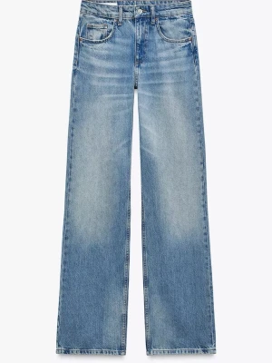 Vida Jeans  - Säljer dessa vida jeans med medelhögmidja. Använda en gång och det ska vara slitningar längst ner och lite på fickorna. Nypris 399kr, pris går att diskuteras!💕