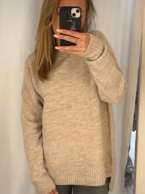 Beige stickad tröja  - Mysig beige stickad tröja från Vero Moda i en lite oversized modell. Super skönt material! Knappt använd 💘