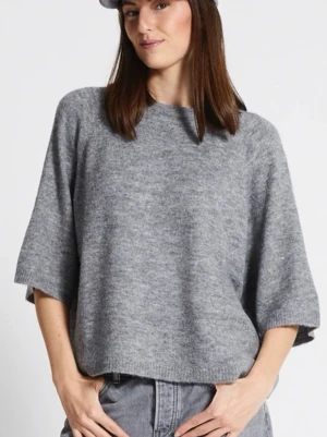 Stickad topp - En stickad topp som är helt ny men inga lappar kvar! Nypris 150kr, pris går att diskuteras!💕