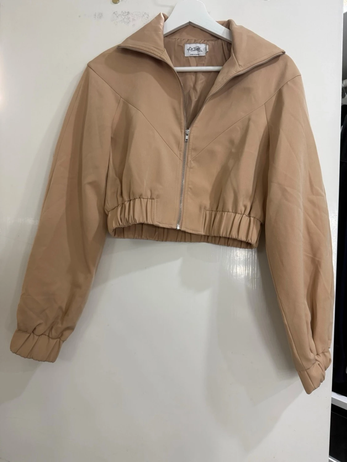 Beige croppad bomberjacka