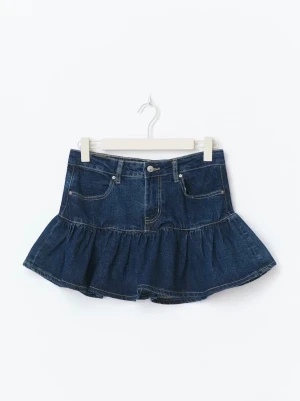 Blå jeansskorts med volang - Säljer ett par blå jeansskorts med volangkant. Använt en gång!