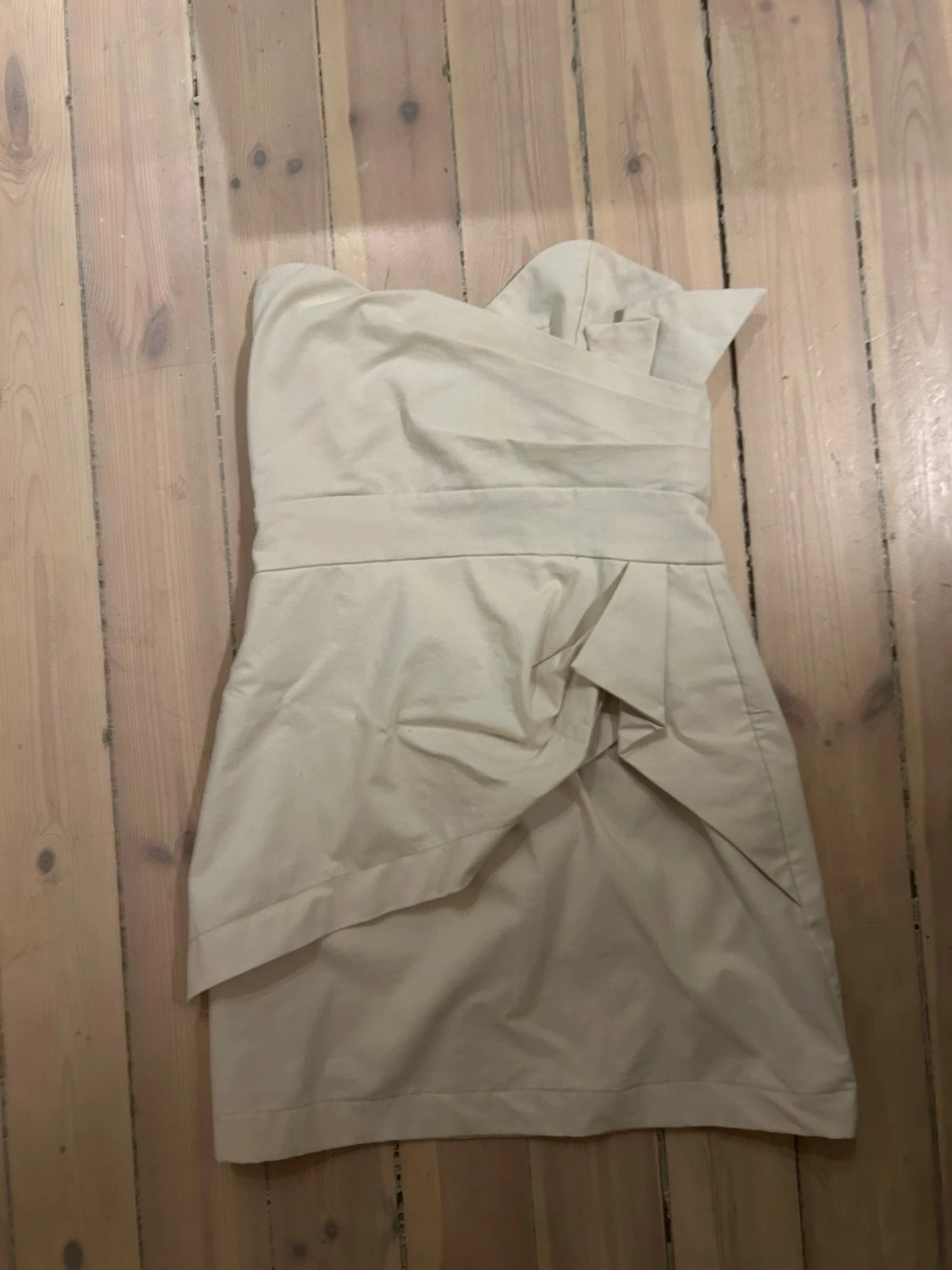 Champagnefärgad axelbandslös kortklänning - 2