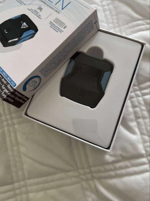 Cronus Zen - Cronus Zen är en avancerad speladapter för konsoler och PC. Den möjliggör anpassade kontroller, makron och scripts för Xbox, PlayStation och PC. Produkten är i nyskick med originalförpackning och ser oanvänd ut.