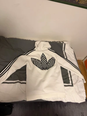 Vit adidas hoodie - Säljer min fina vita adidas hoodie i storlek L men passar bättre som M. Säljs då den inte längre är i min smak av kläder. Är använd men i väldigt gott skick. Köptes för 500kr i tyskland. Obs som sagt så passar den bättre som storlek M. Möts i gbg