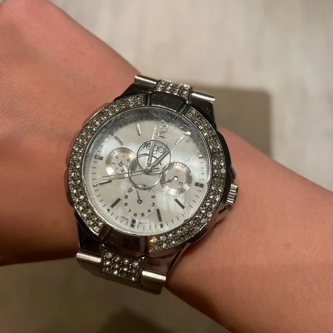 Silverfärgad klocka från Regal med stenar - 1