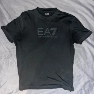 Mörkgrön EA7 Emporio Armani t-shirt - Mörkgrön t-shirt från EA7. Köpte nyligen men passade inte eftersom den är lite kort i modellen. Bara testad och väldigt skön med bra kvalitet🤩
