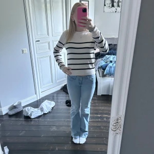 Randig vit och svart tröja från H&M - Säljer en vit tröja med svarta horisontella ränder från H&M. Tröjan har rund hals, långa ärmar och ribbade muddar vid ärmslut och nederkant. Materialet är mjukt och stretchigt, perfekt för en chill look. Passformen är normal och den är enkel att styla till jeans. Säljer då jag inte använder längre!! Pris går att diskutera