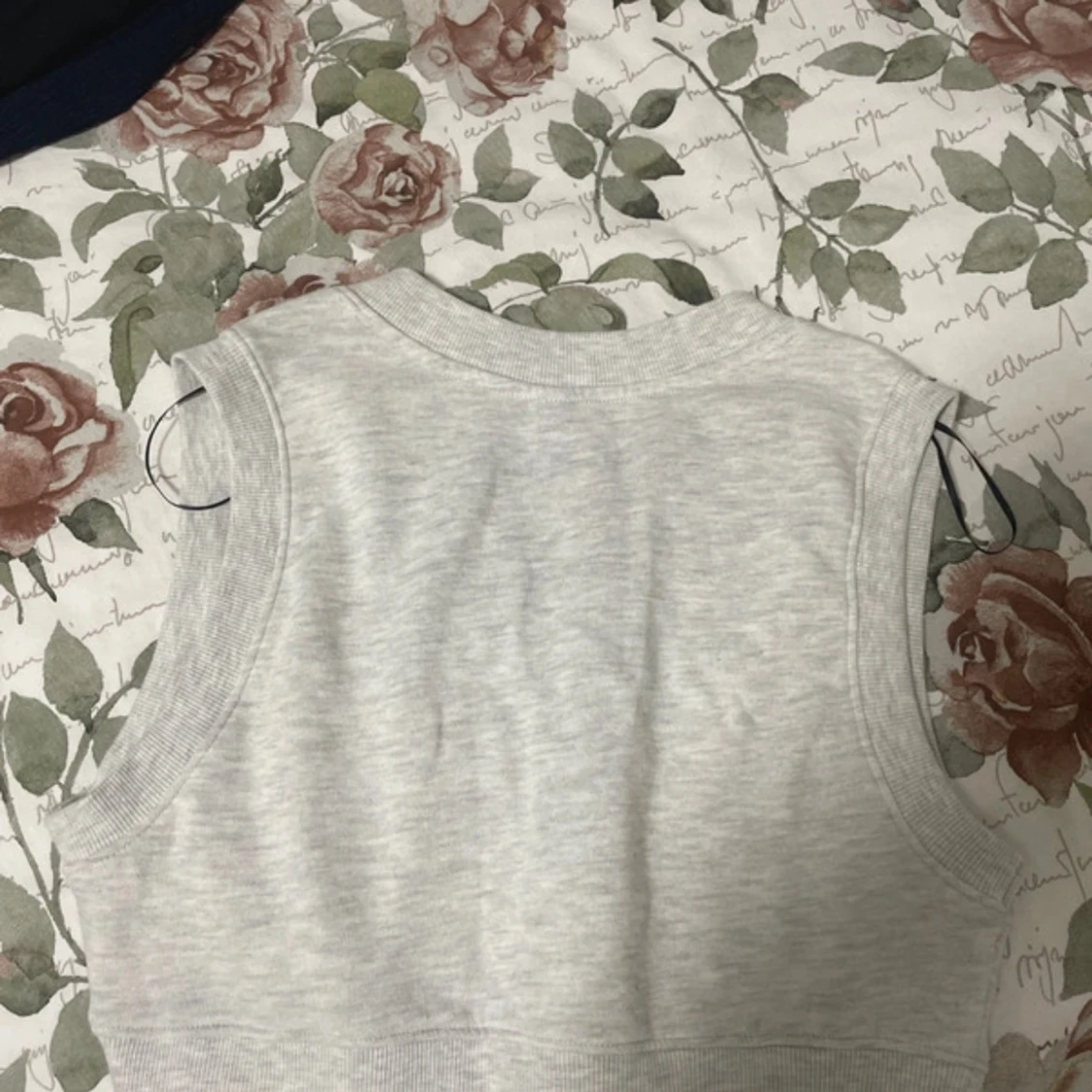 Ljusgrå v-ringad väst från H&M - 3