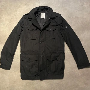 J.Lindeberg jacka - Sjukt snygg J.Lindeberg Fieldjacka i grymt skick förutom att en enstaka knapp saknas! Väldigt enkelt att fixa en egen att sy på! Storlek M modellen är 185 ish ! Helt slutsåld modell!!! || pm frågor / funderingar! || Mvh !