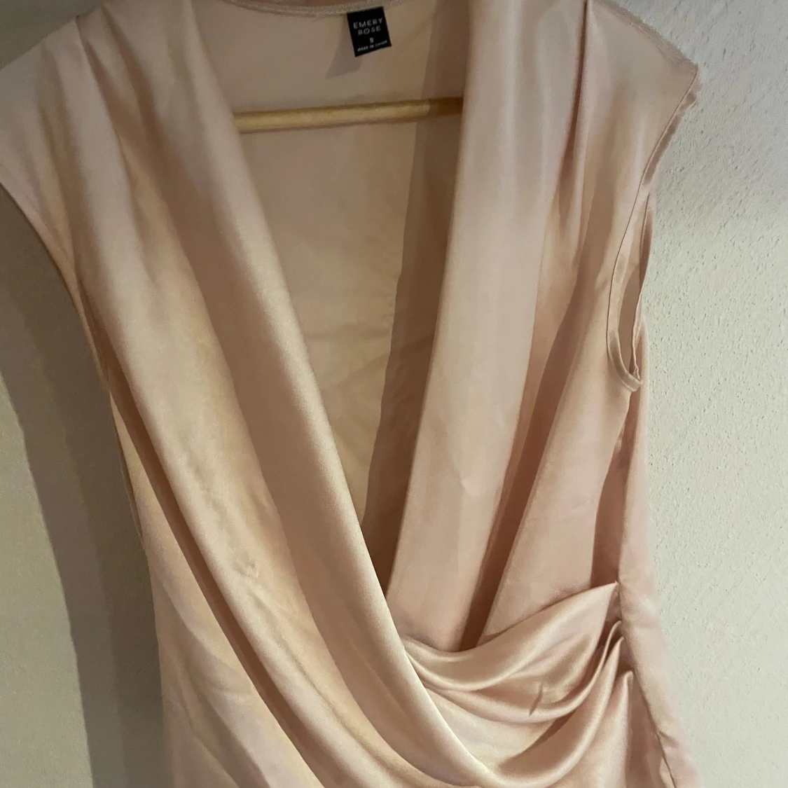 Champagnefärgad blus Emery Rose