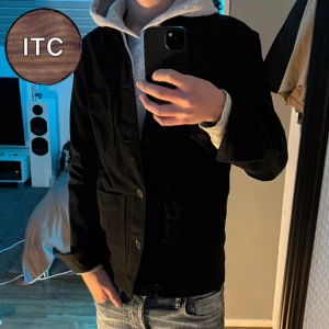 Overshirt - Snygg stilren svart overshirt! Sitter slimfit och riktigt skön. Storlek Xs men passar även S. Pris kan diskuteras vid snabb affär!!!