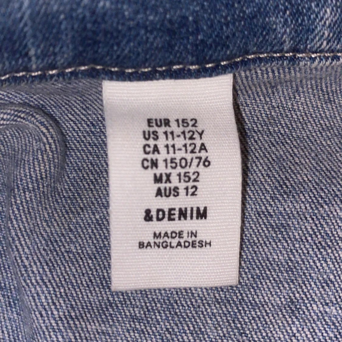 Ljusblå jeansjacka med strassdetaljer - 4