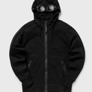 Svart hoodie med goggles från C.P. Company - Svart hoodie från C.P. Company med ikoniska goggles i huvan och dragkedja framtill. Tröjan har två fickor med dragkedja och är tillverkad i 100% bomull. Perfekt för dig som vill sticka ut med en streetwear-look.
