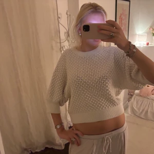 Vit croppad stickad tröja - Väldigt bra skick!!!superfin💕💕