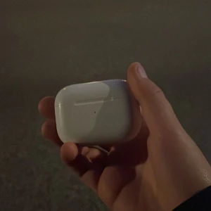 AirPods Pro - Säljer ett par Apple AirPods Pro med trådlöst laddningsetui. Hörlurarna och fodralet är i gott skick med endast mindre ytliga repor. Aktiv brusreducering och transparensläge. Perfekt för musik, samtal och träning. Levereras rengjorda och redo att användas.