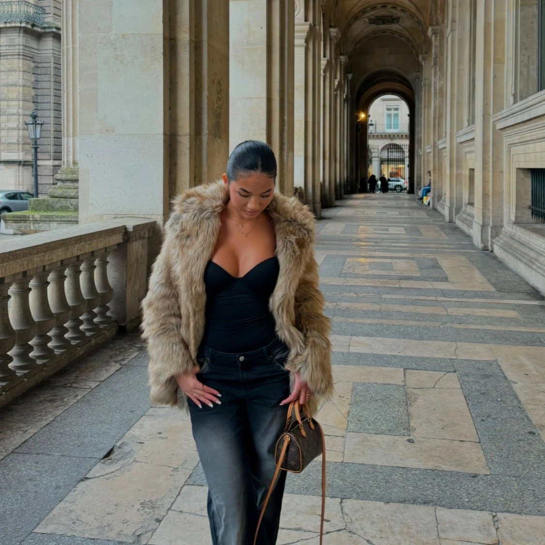 Beige fluffig pälsväst med krage - 2