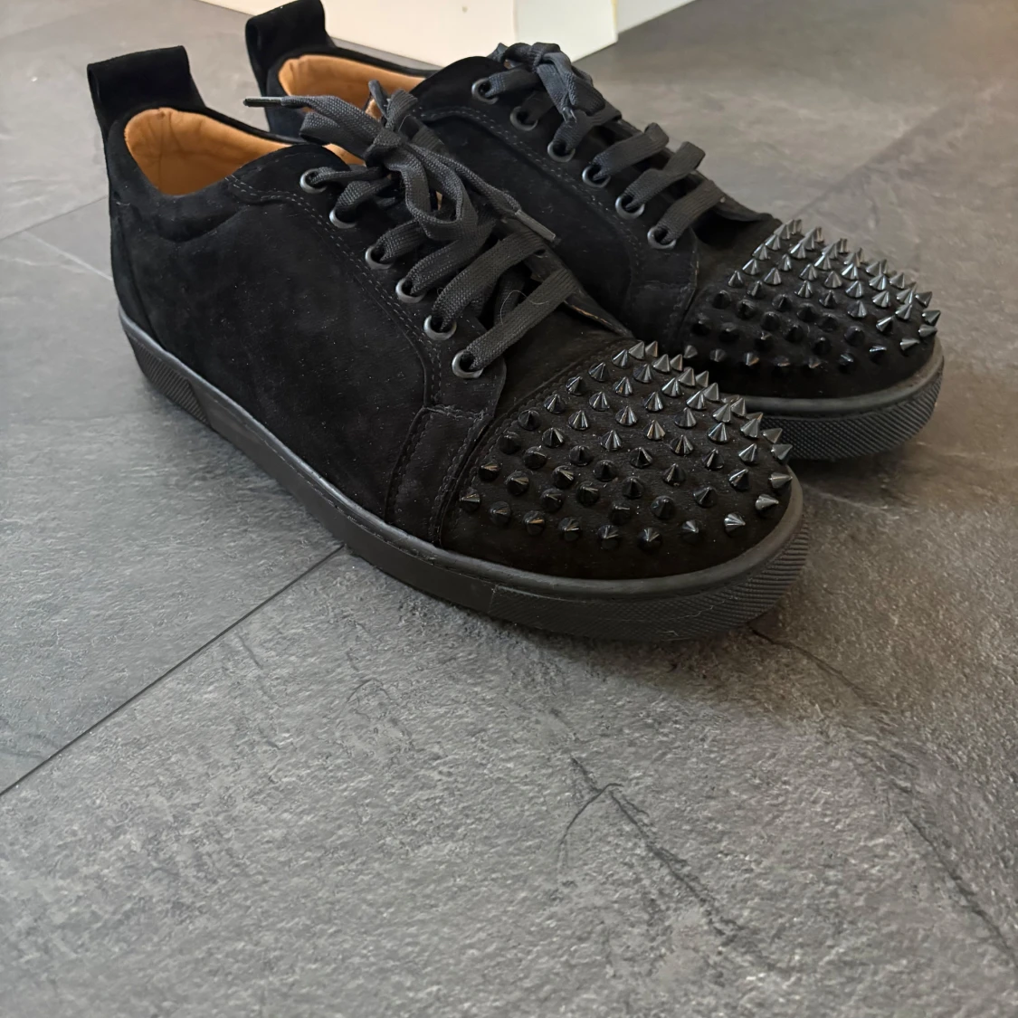 Christian Louboutin svarta sneakers med nitar