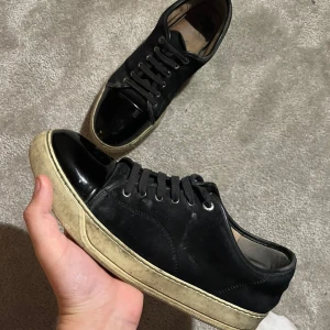 Lanvin Skor  - Säljer dessa otroligt feta Lanvin skor med glans 8/10 skick, saknar inresula. Storlek: uk 8 fits 42/43 Pris är diskuterbart ✅ Bara att höra av dig vid frågor! 5/5 reviews här på Plick ⭐ Fraktar samma dag 📦