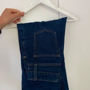 Mörkblå wide jeans från Dagmar - Snygga mörkblå jeans från Dagmar med hög midja och raka, vida ben. Sparsamt använda 🤗