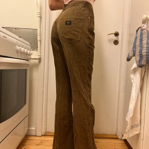 Bruna manchesterbyxor från POP - Snygga bruna manchesterbyxor från POP med hög midja och bootcut-ben. Passar i längd för mig som är 180cm! 🩷 Fraktar/möts upp i Solna. Kolla min profil för mer kläder<3 Paketpris gäller! 