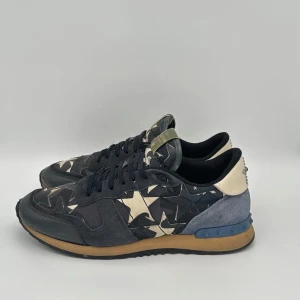 Valentino Rockrunners - Säljer nu dessa Rockrunners  i storlek 44,5. De är i okej skick, lite slitna men  har mycket kvar att ge.  Skriv om ni har några frågor. 🙏🏼🙌🏼 Kom med bud