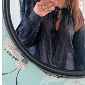 Blus & Other stories - Fin svart blus från & other stories, endast använd enstaka gånger! Perfekt till hösten🤎