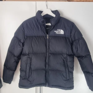The North Face W 1996 Retro Nuptse Jacket, Teen - The North Face W 1996 Retro Nuptse Jacket, Teen. Fluffig dunjacka, kort modell. Väldigt lite använd. Inköpt på The North Face hemsida.