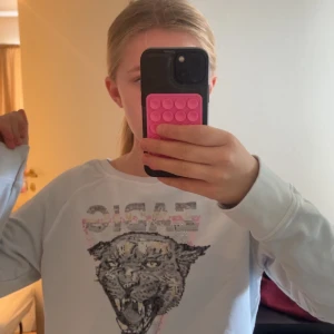 Intressekoll på min Zadig & Voltaire tröja ❣️❣️❣️🫶🏼💘💫 - Cool vit sweatshirt från Zadig & Voltaire med ett stort tryck av ett panterhuvud och texten 'FAR SIC' i glittriga detaljer. Tröjan har rund hals och långa ärmar, perfekt för dig som vill sticka ut med en edgy vibe.