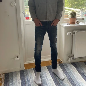 Replay Anbass jeans blå - Mörkblåa replay anbass jeans i storlek W28 och L32. Säljer på grund av att de är för små. Dom har slitningar på flera ställen som man ser på bilderna 4 och 5. Dart är bara att höra av sig vid minsta fundering🙌